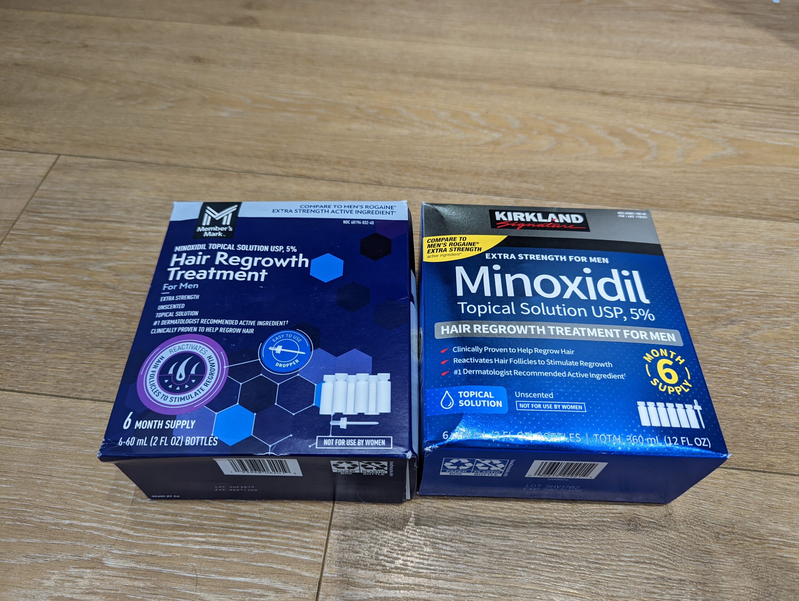 Member's Mark 生髮水 (左) 與 Kirkland 柯克蘭生髮水 (右) 的外盒正面實拍對比。兩者皆主打 6 個月用量的 5% Minoxidil 溶液。