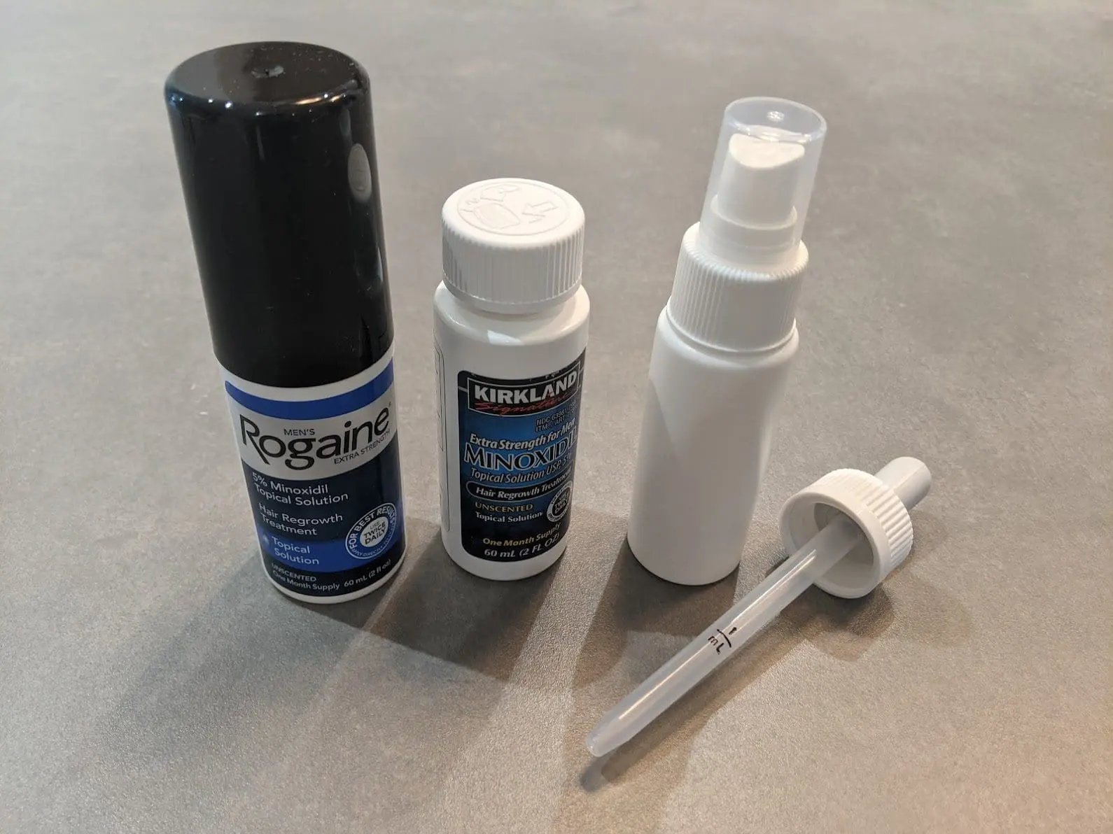 美版生髮水附的滴管以及台版生髮水附的噴頭。