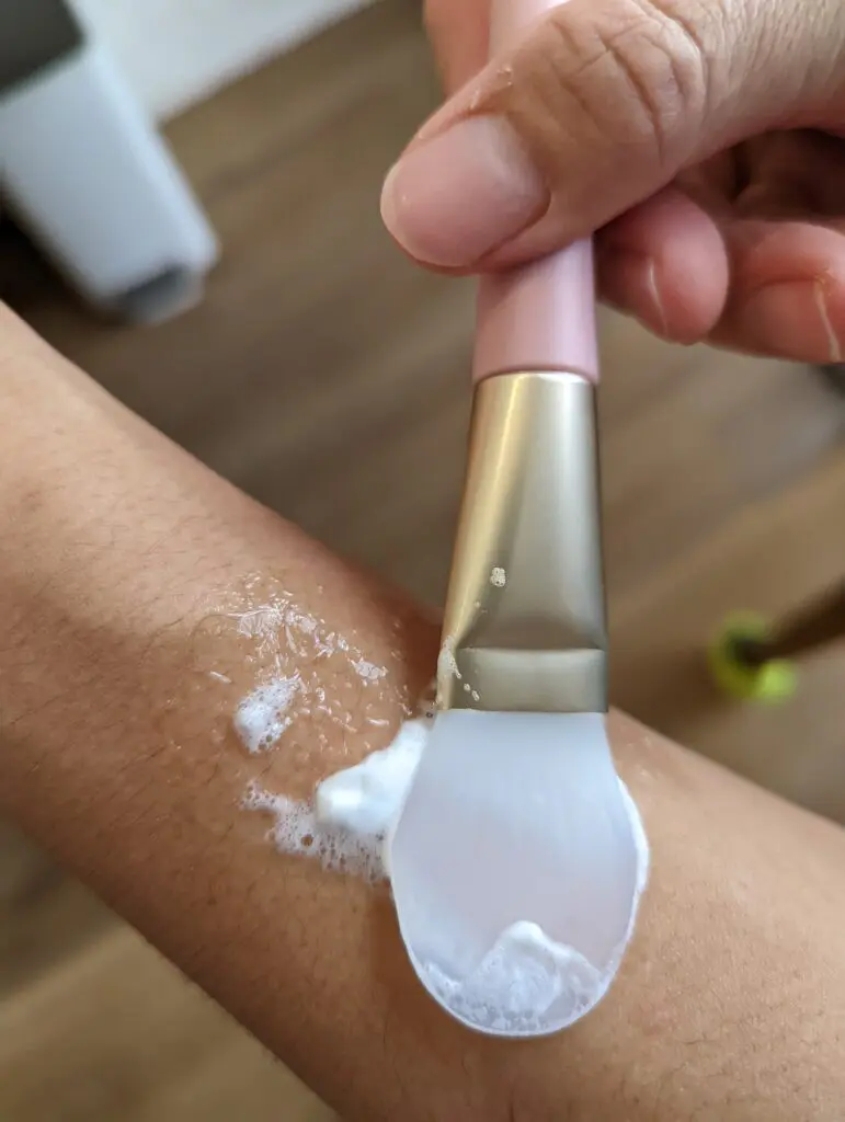 矽膠面膜刷塗抹慕斯在手背上的示意圖，刷子軟軟的蠻好用的。