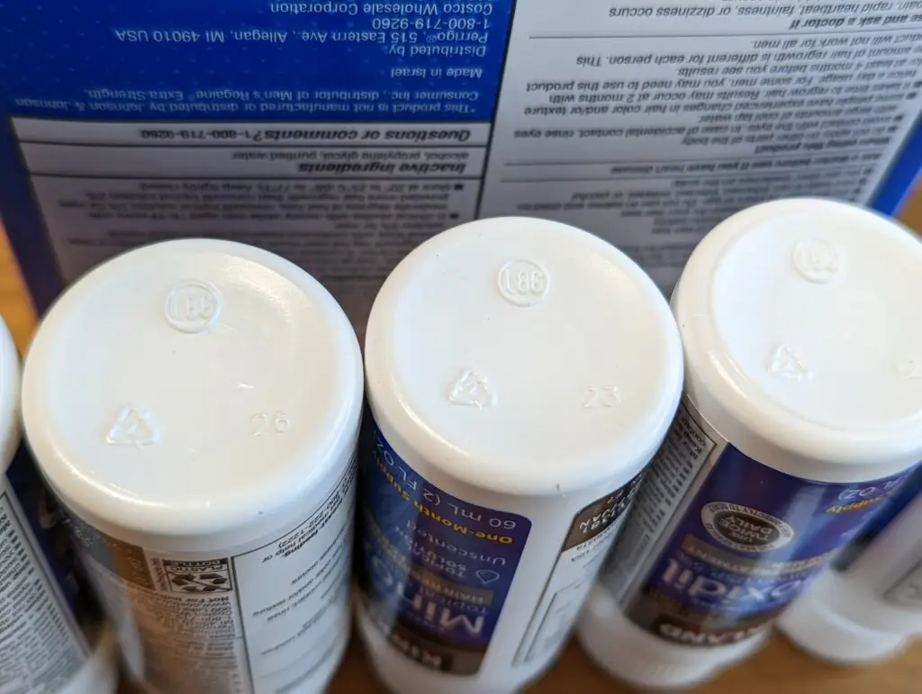 正品: 瓶底中央會有一個明顯的 「模具注塑點」(一個小圓點突起或凹陷或者圓形的模具痕跡)。此外,底部的三角形回收標誌(裡面寫 2),正品的三角形箭頭線條清晰。