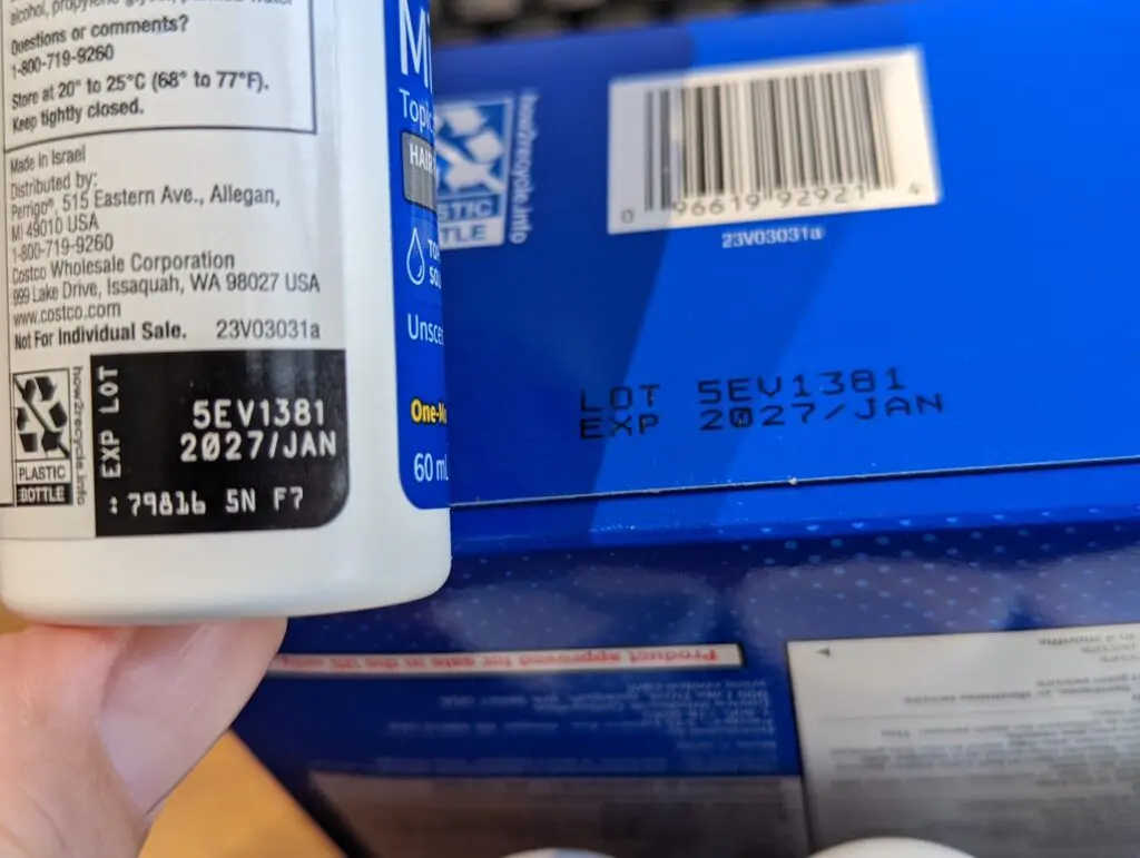 瓶底的批號(如 24123 這種數字)通常是雷射打印,摸起來沒有明顯凹凸感,字體是細長的點陣字或標準字體。