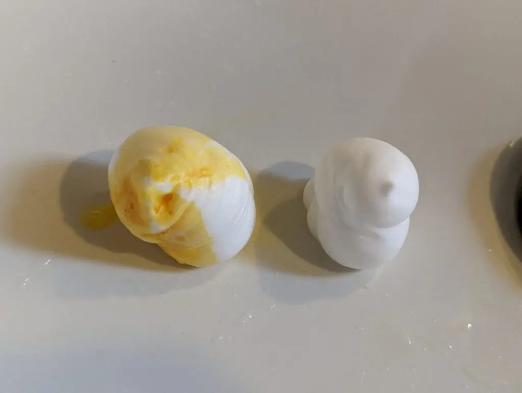 左邊漂白水變色的生髮慕斯。 右邊是正常沒有點漂白水的生髮慕斯。