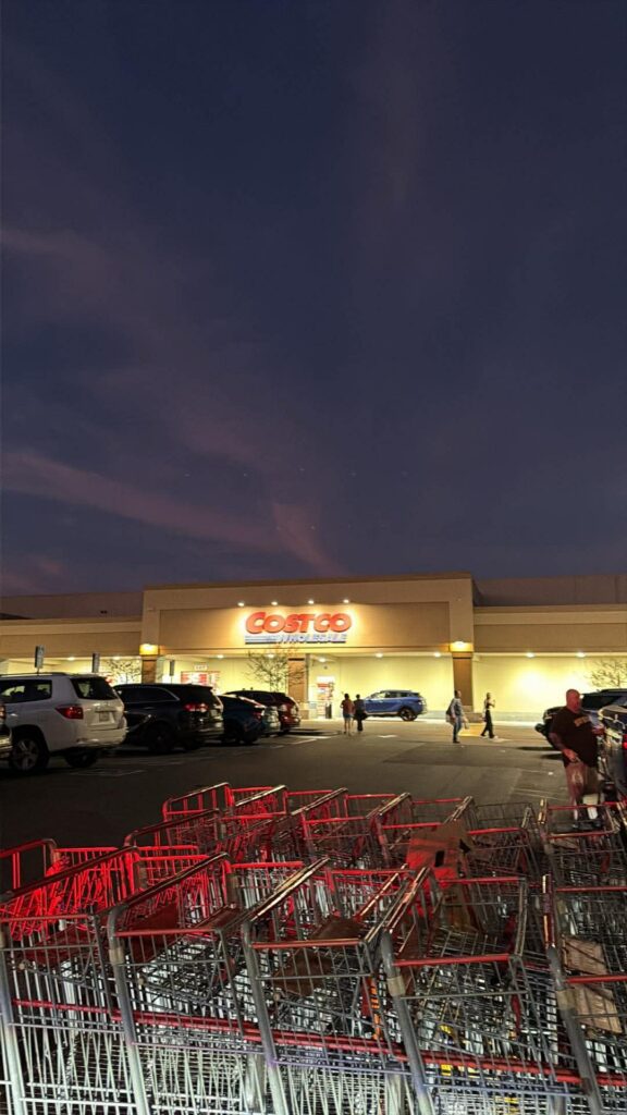 美國 Costco 門市外觀夜景，RK咻咻代買從美國 Costco 直接採購 Kirkland 生髮水