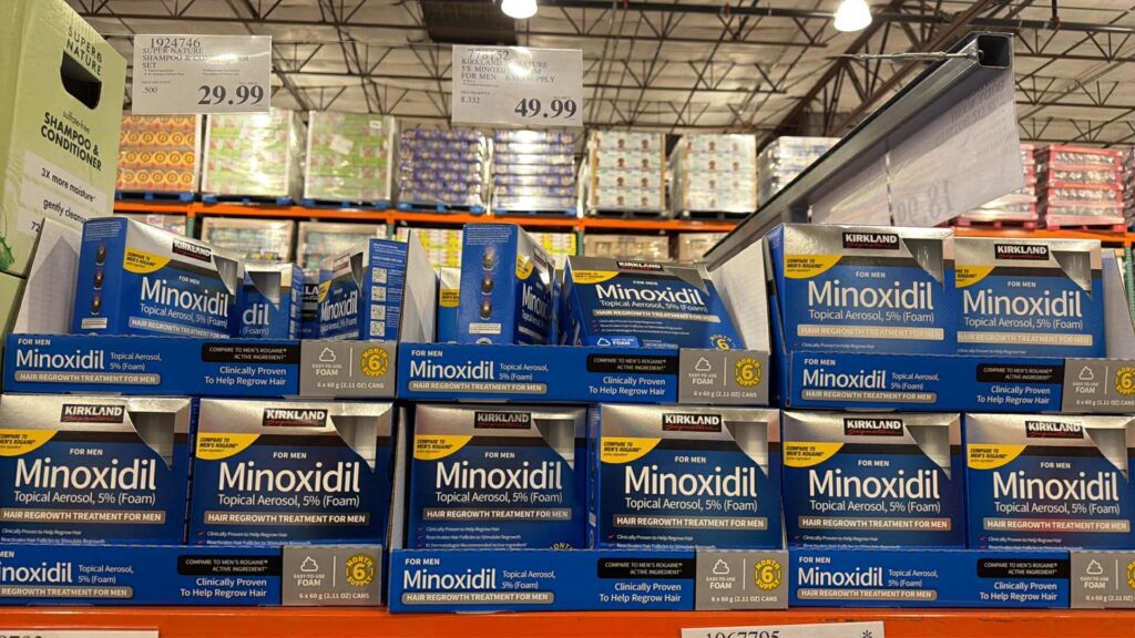 美國 Costco 實拍（2026）：Kirkland 生髮水（左，$29.99）目前缺貨；生髮慕斯六罐裝（右，$49.99）仍有現貨。RK咻咻代買台灣現貨供應中。