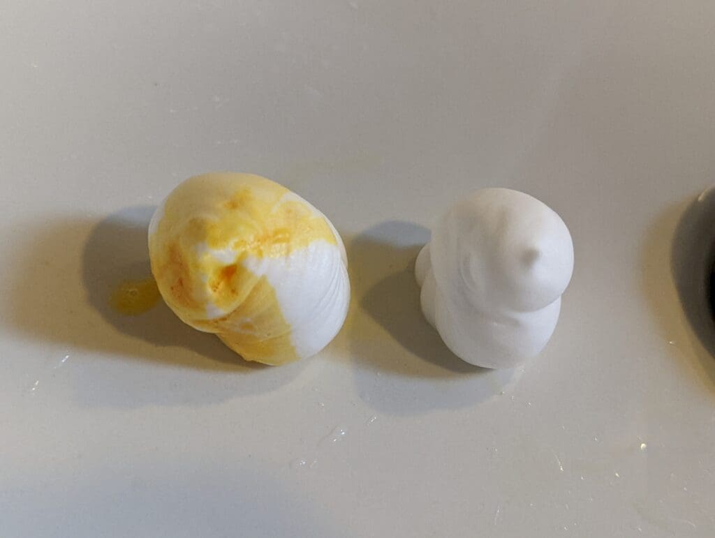 左邊漂白水變色的生髮慕斯。 右邊是正常沒有點漂白水的生髮慕斯。