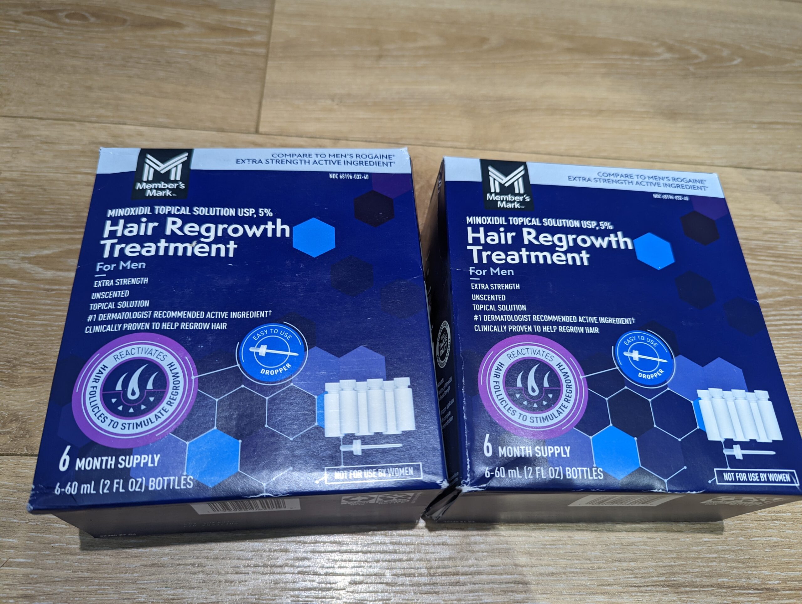 微側角拍攝兩盒 Member's Mark 生髮水，深藍色外盒上印有「Hair Regrowth Treatment For Men」字樣。