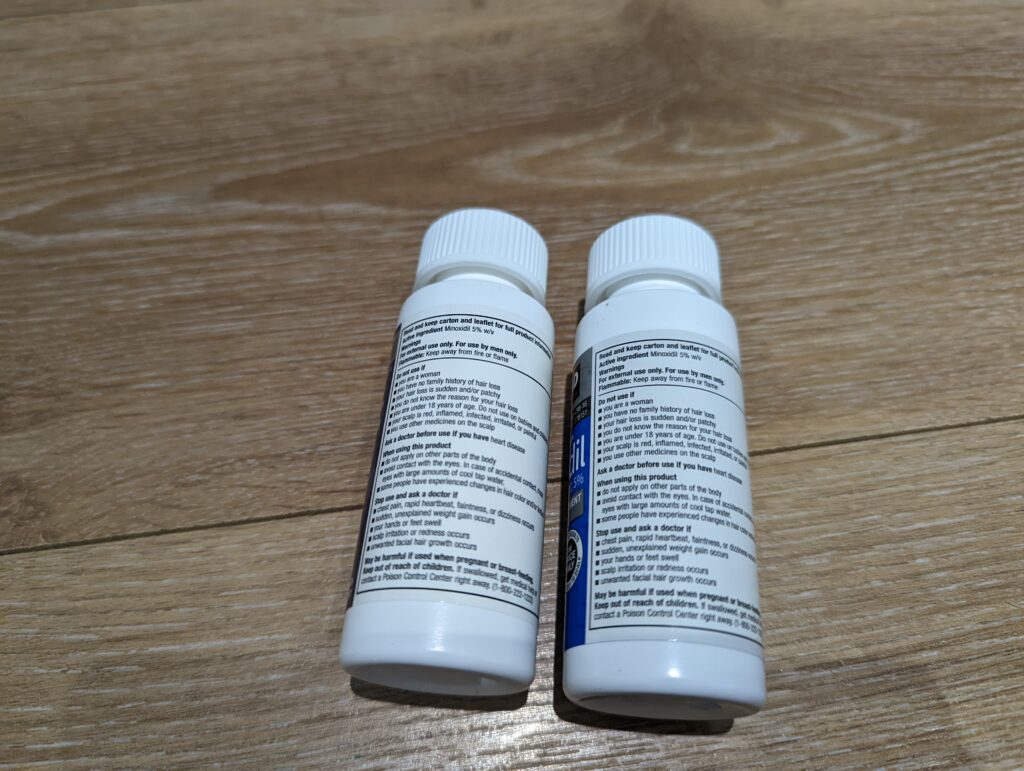 Member's Mark 生髮水與 Kirkland 生髮水的單瓶背面標籤對比，展示兩者印有完全相同的英文用藥指示與安全警語。